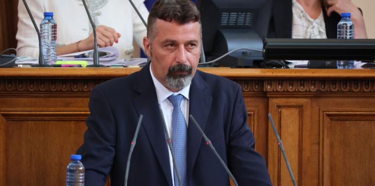 Филип Станев смени фейса, зарадва депутатите